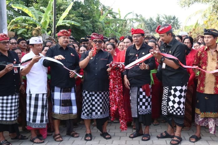 Optimalisasi Dana Desa, Bupati Sanjaya Resmikan Jalan Desa di Banjar Tandan Penawig Gubug Tabanan (3)