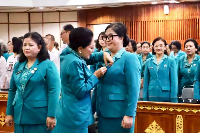 Ny. Rai Wahyuni Sanjaya Hadiri Rakorda 2024 dan Pengukuhan Ketua Tim Pembina Posyandu Se-Bali