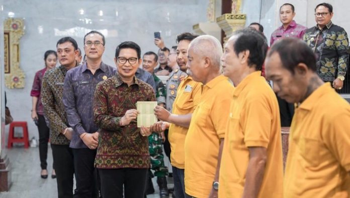 bupati-badung-wayan-adi-arnawa-memberikan-bantuan-sosial-keagamaan-menjelang-hari-raya-waisak-bagi-umat-buddha-di-vihara-dharm-1746780032890_169