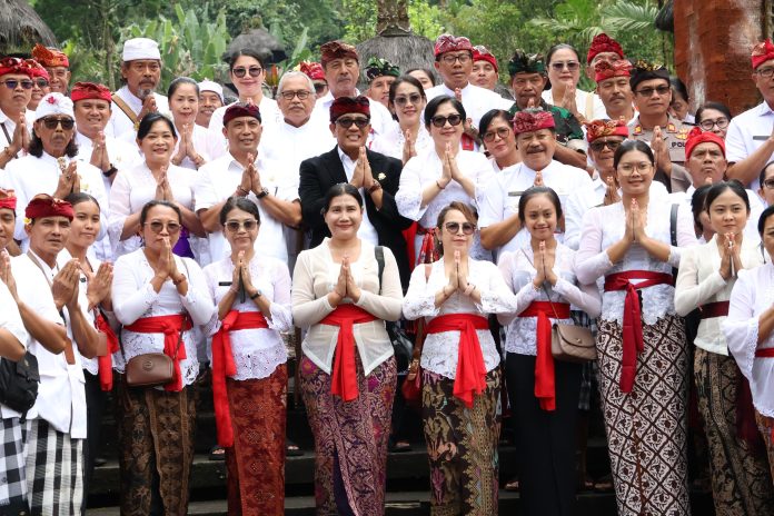 Peringati Bulan Bung Karno VII, Pemkab Gelar Dharma Santi di Pura Luhur Batukau (2)