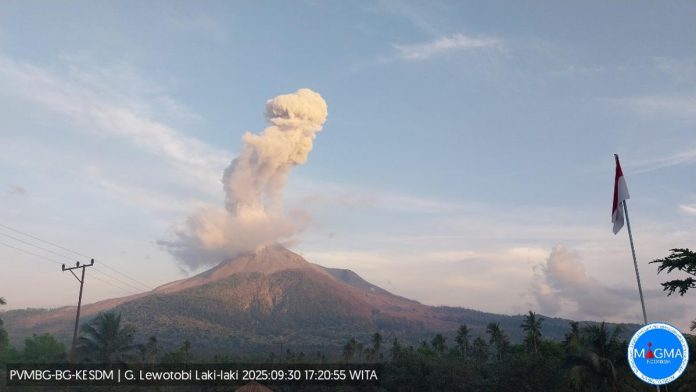 012768900_1759227919-VEN_LWK20250930162334.jpg Gunung Lewotobi Laki-Laki Erupsi Lagi, Semburkan Abu Vulkanik 2.000 Meter, Waspada Banjir Lahar Hujan