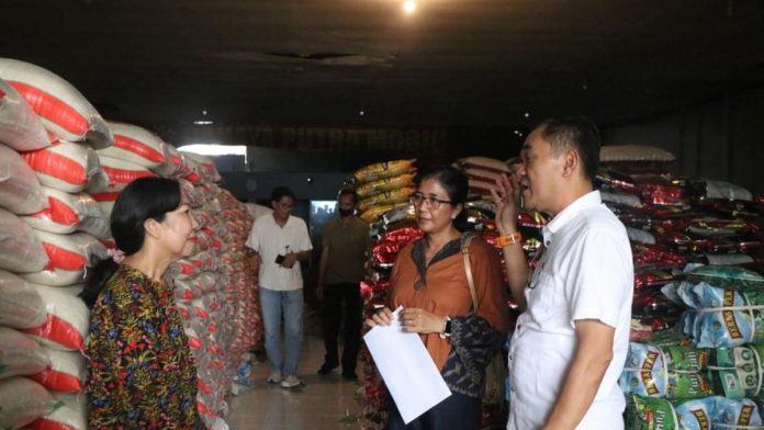 063735700_1761409080-1001002393.jpg Sidak Penyaluran Beras di Denpasar, Polisi Tegur Dua Distributor Jualan di Atas HET