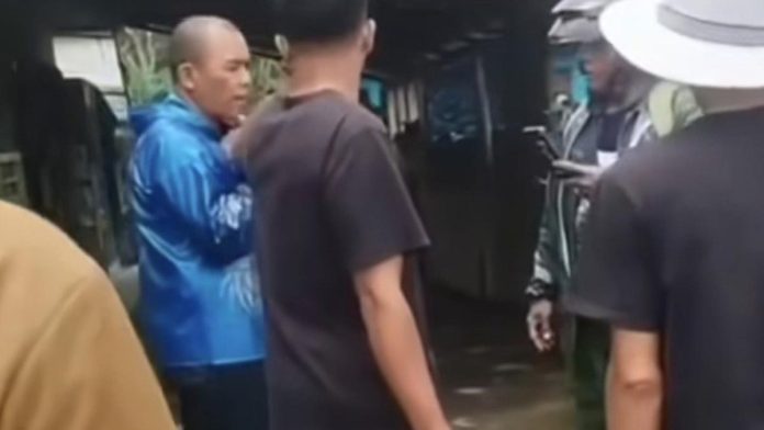 068925300_1759312459-1000573894.jpg Seorang Polisi Nekat Rampas Kalung Emas Ibu di Buleleng, Berujung Ditangkap Warga Usai Tabrakan