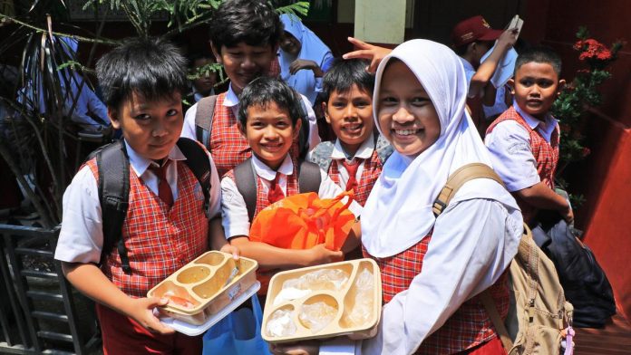 090966700_1725884848-Makan_Gratis.jpeg MBG Perlu Perbaikan Tata Kelola dan Dengar Masukan dari Masyarakat