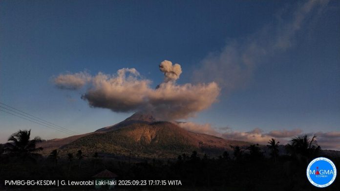 095171700_1758621139-VEN_LWK20250923161949.jpg Gunung Lewotobi Laki-Laki Erupsi Lagi, Semburkan Abu Tebal 1.000 Meter ke Barat