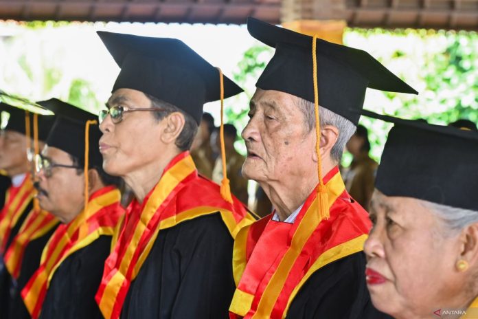 antarafoto-wisuda-sekolah-lansia-di-bali-1762792096.jpg