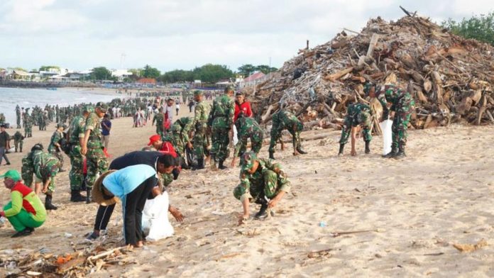 034322000_1770101466-1001190487.jpg Usai Disindir Presiden Prabowo, Pantai Kuta Langsung Dibersihkan