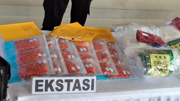 053865000_1770480756-narkoba_2.jpeg Bawa Ribuan Ekstasi ke Bali, Dua Pria Asal Aceh Diciduk di Pelabuhan Gilimanuk