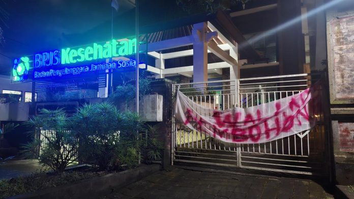059956400_1771694163-1000837693.jpg Gerbang Dipasangi Spanduk dan Dilempari Batu