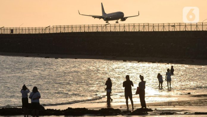 064186400_1651805684-20220505-_Keindahan_Pantai_Kelan_di_Samping_Bandara_Ngurah_Rai-1.jpg Cuaca Panas Ekstrem di Bali Diprediksi Lebih Lama dan Lebih Kering, Warga Diimbau Hemat Air