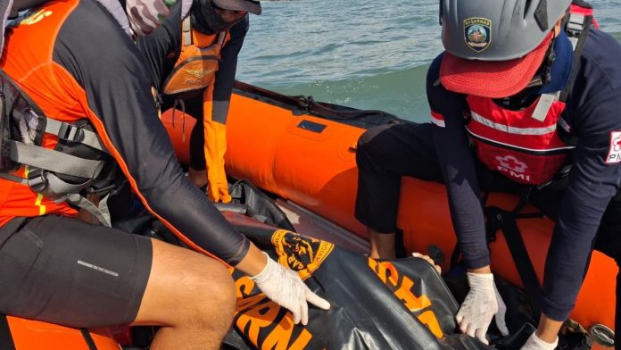 093045600_1772970047-IMG-20260308-WA0026.jpg Hari Ketiga Pencarian, Bocah 12 Tahun Korban Banjir Bandang Banjar Ditemukan Meninggal di Laut