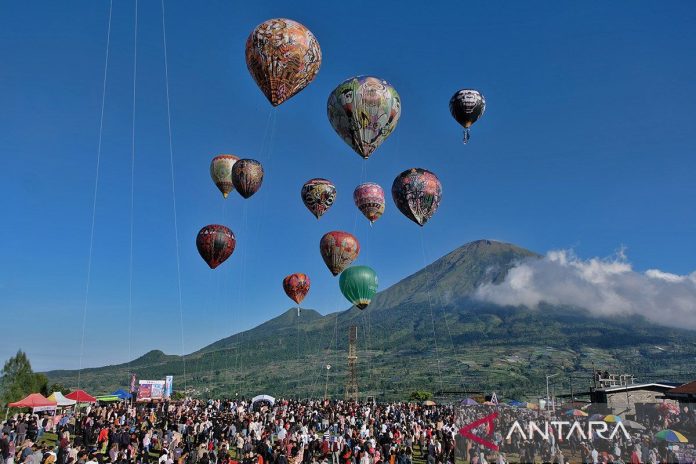 Penerbangan-balon-tradisional-di-wonosobo-230326-aez-4.jpg
