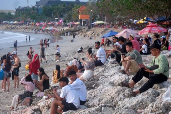 jumlah-kunjungan-wisatawan-di-pantai-kuta-bali-1n72u-dom.jpg
