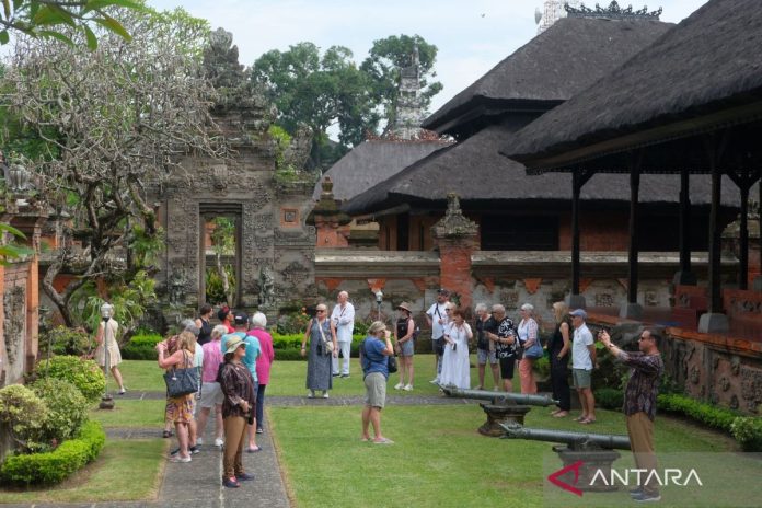 target-kunjungan-wisman-ke-indonesia-tahun-2026-2706325.jpg