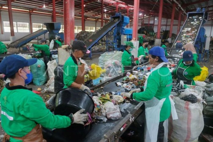 upaya-percepatan-transformasi-pengelolaan-sampah-1mtsj-dom.jpg