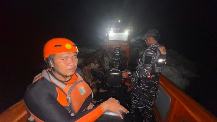 Perahu Terbalik di Tengah Laut, 8 Nelayan Alami Detik-Detik Mencekam