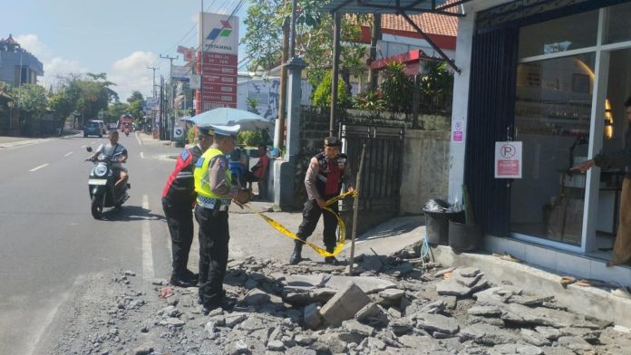014487900_1776446094-1000945830.jpg Got Meledak di Depan SPBU Darmasaba Badung Bali, Trotoar Berhamburan dan Sempat Keluarkan Api