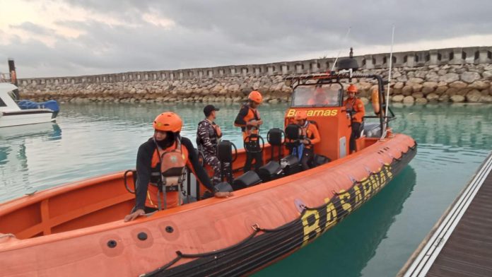 029460200_1776994942-IMG-20260424-WA0002.jpg Seorang Pria Hilang Tersapu Ombak Saat Mancing di Tebing Pantai Kelingking Bali