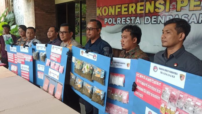 039632800_1775565120-1000924932.jpg Modus Tempel Terbongkar, 42 Pengedar Narkoba Ditangkap di Denpasar