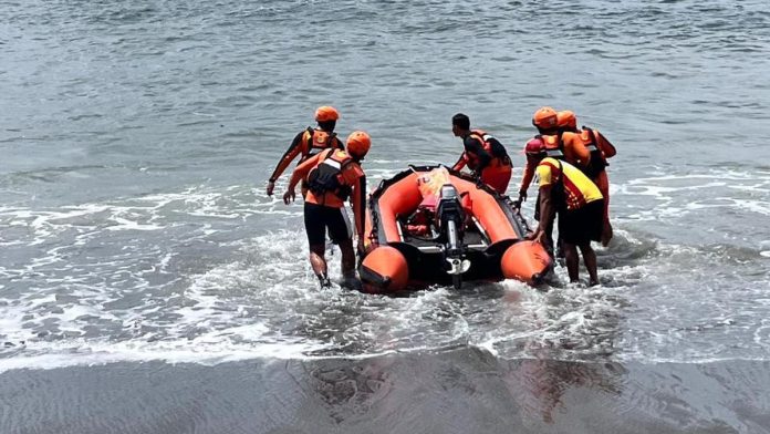 069619500_1775381522-1000920825.jpg Aksi Heroik Berujung Duka, Niat Selamatkan Teman, Agus Malah Hilang Terseret Arus Pantai Purnama