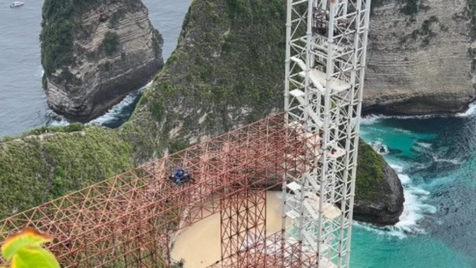 084389100_1761811244-Nusa_penida.jpg Drama Lift Kaca Pantai Kelingking, Pemprov Bali Digugat Lagi