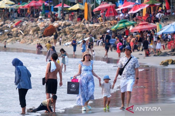 jumlah-kunjungan-wisatawan-pantai-kuta-bali-260326-nhw-4.jpg