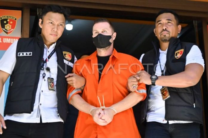 penangkapan-buronan-interpol-di-bali-1n8x9-dom.jpg