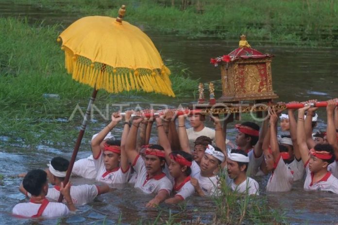 tradisi-meyab-di-karangasem-bali-1na05-dom.jpg
