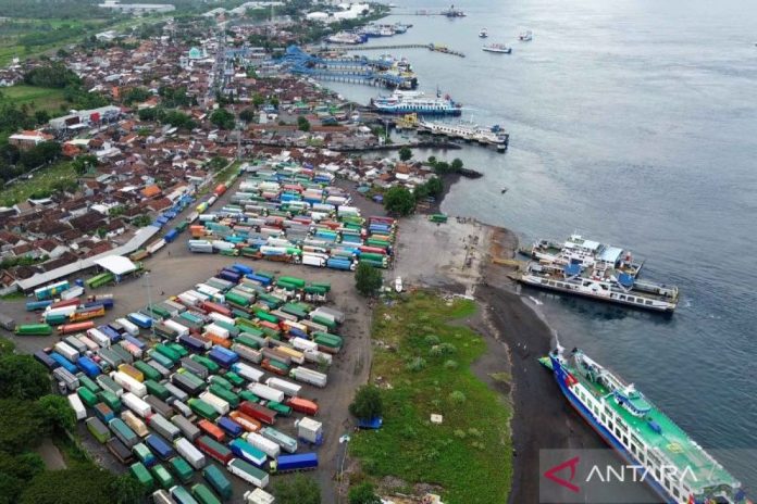 Antrean-Angkutan-Barang-di-Pelabuhan-Ketapang-210526-bcs-4.jpg