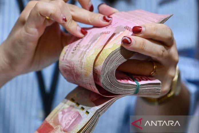 Nilai-tukar-rupiah-menguat-111024-RIV-6.jpg