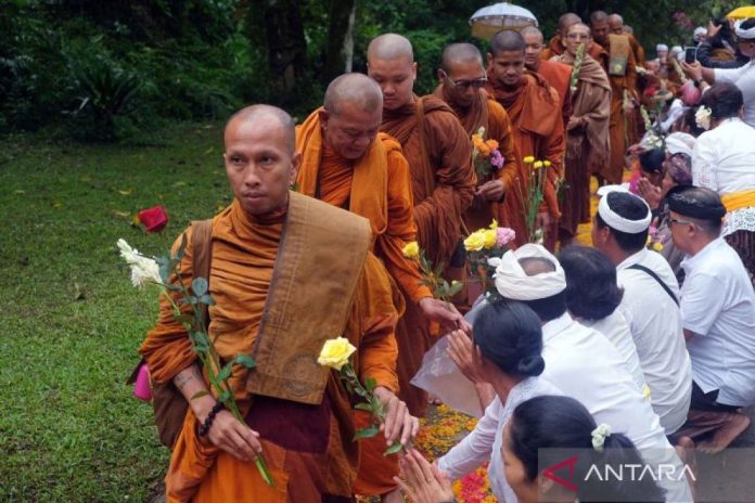 Perjalanan-Spiritual-Bhikkhu-Untuk-Perdamaian-080526-nhw-4_1.jpg