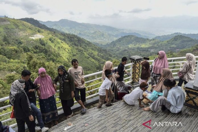 libur-lebaran-di-bukit-khayangan-2760318.jpg
