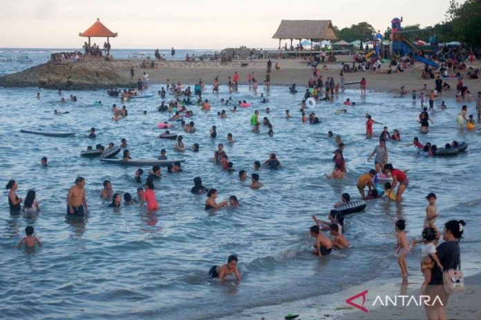 liburan-idul-adha-pantai-sanur-bali-280526-nhw-8.jpg
