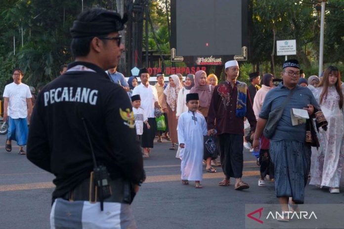 pecalang-berjaga-shalat-idul-adha-bali-270526-nhw-5.jpg