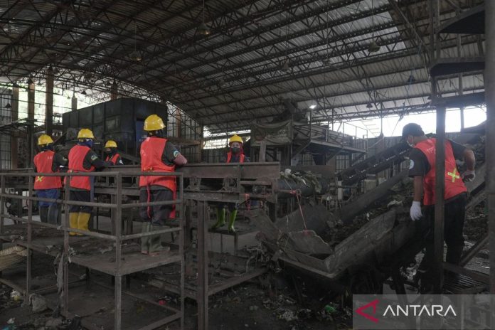 pengolahan-sampah-di-tpst-ble-banyumas-28406-IZ-1A.jpg