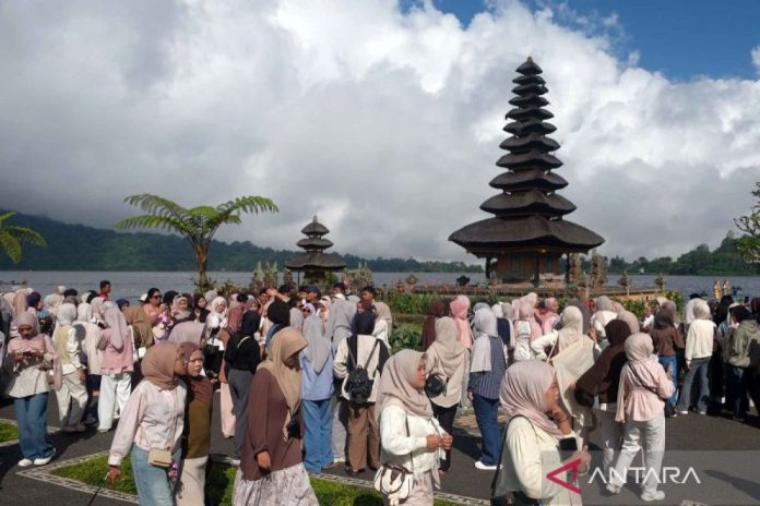 peningkatan-kunjungan-wisatawan-libur-panjang-150526-nhw-4.jpg