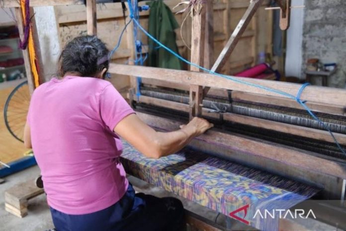 tenun-ikat-giri.jpg