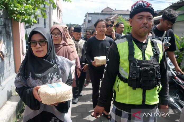 tradisi-ngejot-idul-adha-bali-270526-nhw-1.jpg