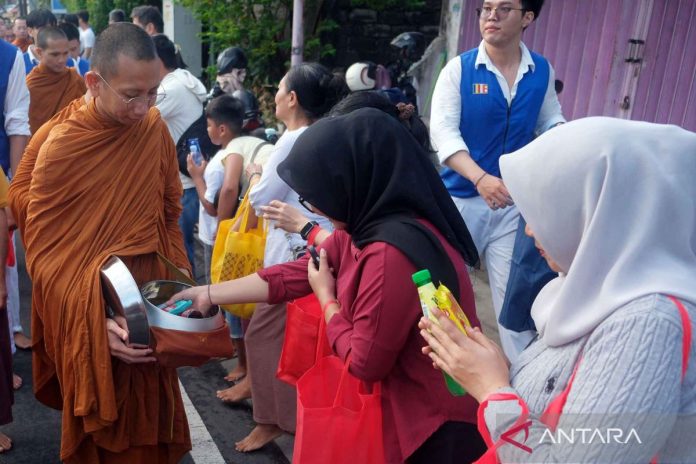tradisi-pindapata-bali-140526-nhw-7_1.jpg