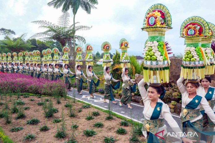 Parade-Seni-Budaya-Di-Taman-Bunga-210626-nhw-3_2.jpg