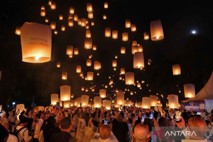 Penerbangan-lampion-perdamaian-waisak-2026-310526-aez-3.jpg