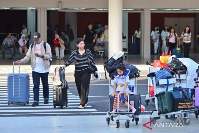 Perjalanan-Wisatawan-Nusantara-Meningkat-060726-fik-2.jpg