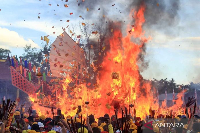 Puncak-Perayaan-Ritual-Bakar-Tongkang-2026-Di-Bagansiapiapi-010726-AH-1_2.jpg