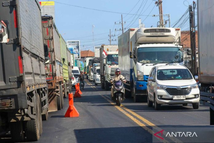 Kemacetan-di-Pelabuhan-Ketapang-280826-bcs-5.jpg
