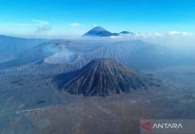 Aktivitas wisata di Gunung Bromo ditutup total karena terdampak karhutla