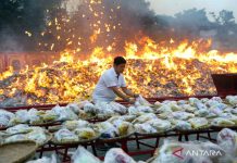 Warga Tionghoa Medan beri persembahan kepada leluhur dalam perayaan Hantu Kelaparan