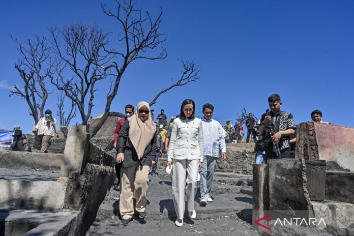 menpar-tinjau-lokasi-kebakaran-desa-adat-sade-2851307.jpg