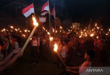 Ribuan warga dan pelajar di Denpasar sambut HUT 81 RI dengan pawai obor