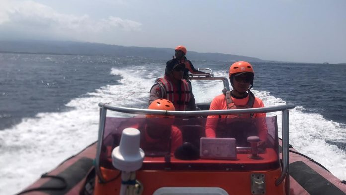 000137300_1789038991-IMG-20260910-WA0111.jpg Sampan Nelayan Pecah Dihantam Kayu di Perairan Pulukan, Satu Hilang