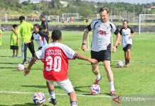 Legenda Liverpool beri coaching clinic sepak bola bagi anak-anak Bali